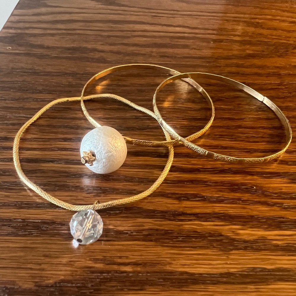 Elegant Gold and White Bracelet Set